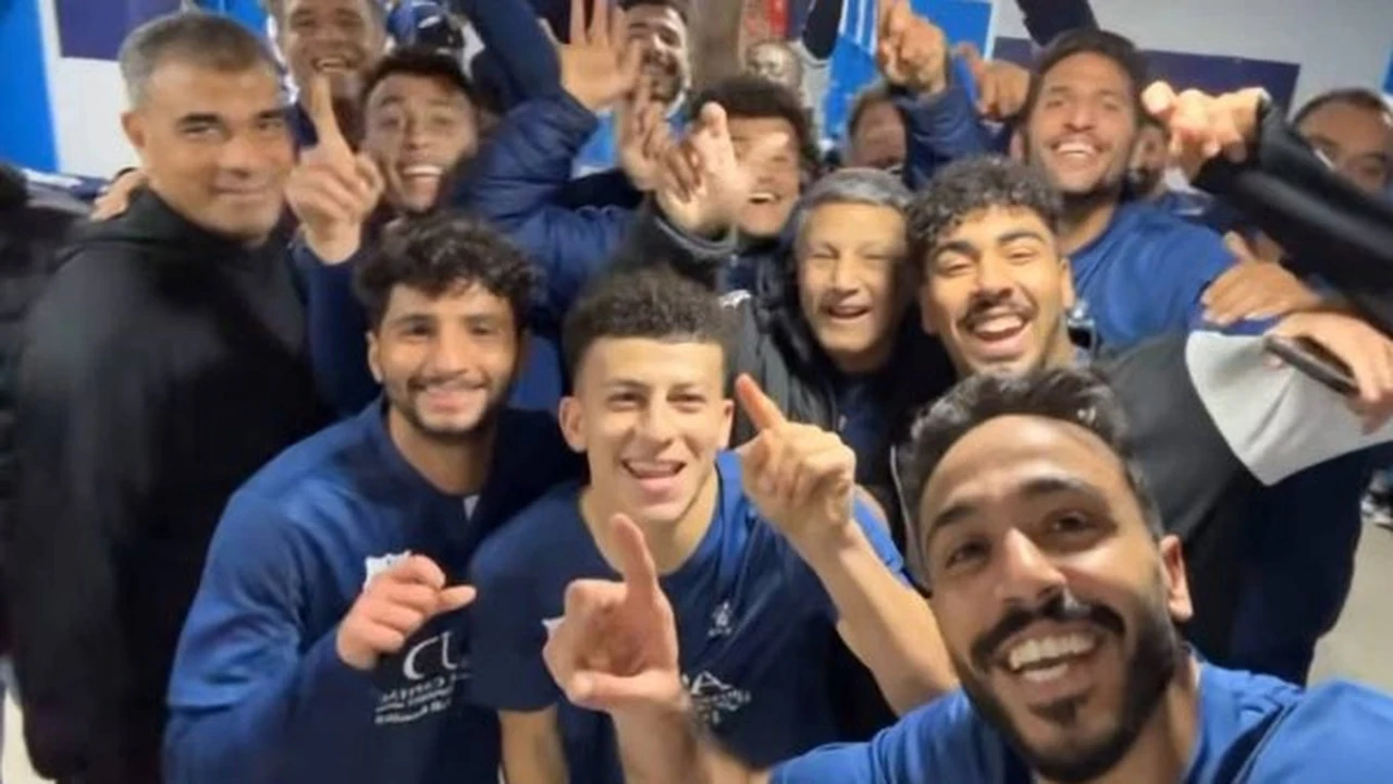 احتفال محمود كهربا مع إنبي بصعود نصف نهائي كأس مصر